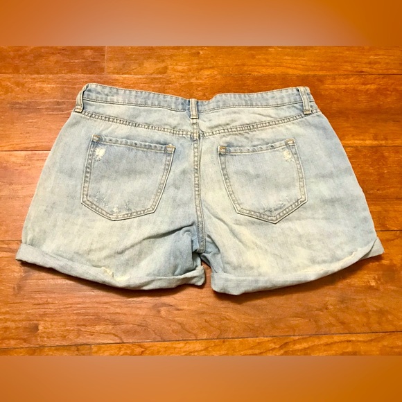 Gap Sezy Boyfriend Distressed Light Wash Shorts - Picture 2 of 3